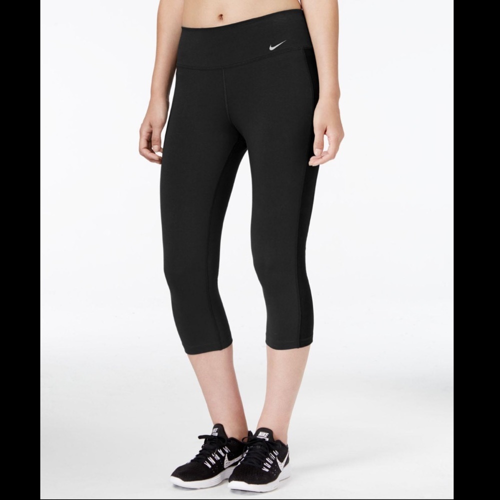 Women’s Nike Dri-Fit Black Cropped Capri Workout Leggings Size Small